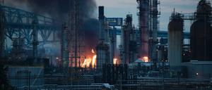 Flammen und Rauch sind über einer Raffinerie in Philadelphia zu sehen.