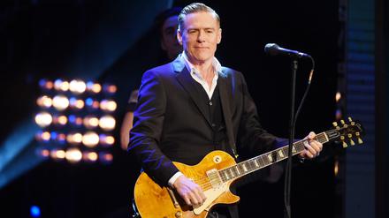 Ohne jeden Tand. Bryan Adams und seine Band spielen live - und manchmal auch ein bisschen schief.
