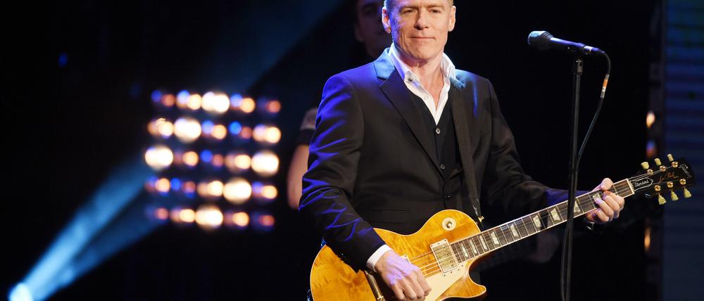 Ohne jeden Tand. Bryan Adams und seine Band spielen live - und manchmal auch ein bisschen schief.