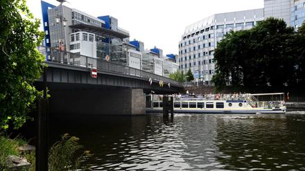 Unter der Jannowitzbrücke wird es eng. Als Touristen auf dem Schiff aufsprangen, stießen sie sich die Köpfe.
