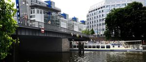 Unter der Jannowitzbrücke wird es eng. Als Touristen auf dem Schiff aufsprangen, stießen sie sich die Köpfe.