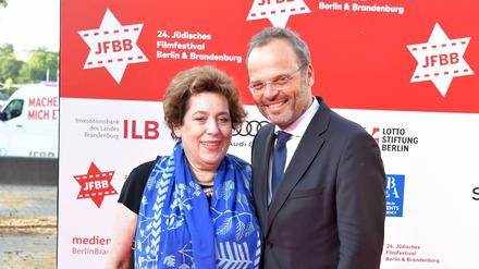 Festivalchefin Nicola Galliner und Felix Klein, Beauftragter der Bundesregierung für Jüdisches Leben in Deutschland und den Kampf gegen Antisemitismus 2018 vor eine Plakatwand mit Logos der Kooperationspartner.