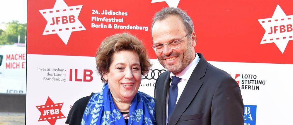 Festivalchefin Nicola Galliner und Felix Klein, Beauftragter der Bundesregierung für Jüdisches Leben in Deutschland und den Kampf gegen Antisemitismus 2018 vor eine Plakatwand mit Logos der Kooperationspartner.