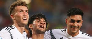 Der Blick geht nach oben. Die deutschen U-21-Nationalspieler Waldschmidt, Dahoud und Amiri (von links) feiern den überzeugenden Sieg gegen Serbien.