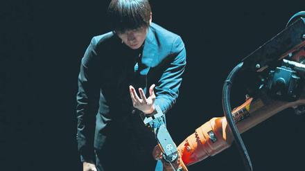 Mensch und Maschine. In der Tanzperformance von Huang Yi und Roboter KUKA siegt (noch) die humane Eleganz.