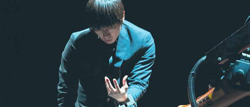 Mensch und Maschine. In der Tanzperformance von Huang Yi und Roboter KUKA siegt (noch) die humane Eleganz.