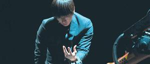 Mensch und Maschine. In der Tanzperformance von Huang Yi und Roboter KUKA siegt (noch) die humane Eleganz.