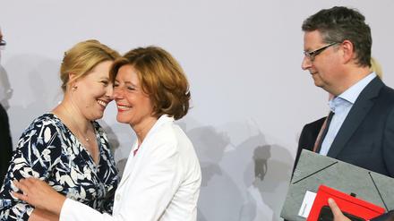 Franziska Giffey (l), Malu Dreyer und Thorsten Schäfer-Gümbel unterhalten sich zu Beginn der Sitzung des Parteivorstandes der SPD. 