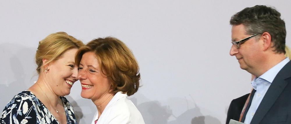 Franziska Giffey (l), Malu Dreyer und Thorsten Schäfer-Gümbel unterhalten sich zu Beginn der Sitzung des Parteivorstandes der SPD.