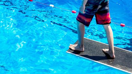Abkühlung bei der Hitze. Der Sprung ins kalte Wasser.