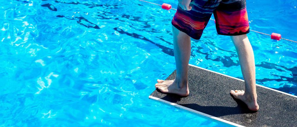 Abkühlung bei der Hitze. Der Sprung ins kalte Wasser.