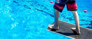 Abkühlung bei der Hitze. Der Sprung ins kalte Wasser.