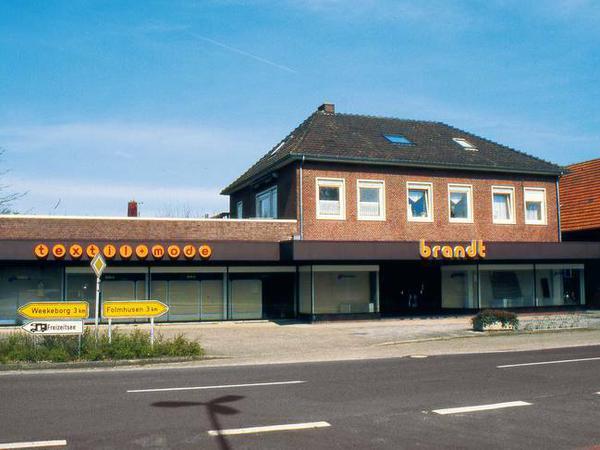 Opfer des Strukturwandels. Das elterliche Bekleidungsgeschäft im ostfriesischen Dorf Ihrhove musste wegen der Konkurrenz aus der Stadt schließen.