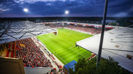 Schön und ganz schön klein. Das 22.012 Zuschauer fassende Stadion An der Alten Försterei. Ein Ausbau auf 37.000 ist in Planung.