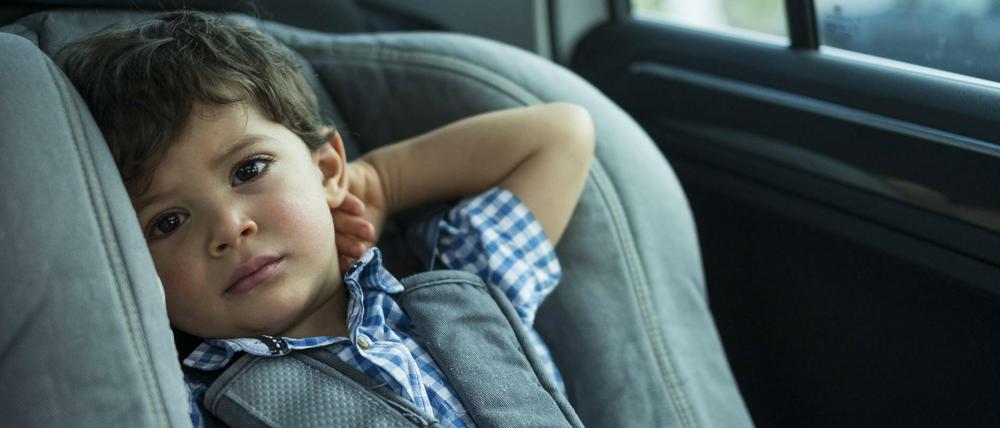 Kinder sollten niemals im Auto alleine gelassen werden. In der prallen Sonne heizt sich der Innenraum bis auf 60 Grad auf. 