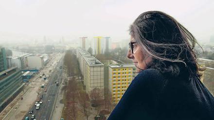 Martina Blankenfeld auf dem Balkon ihrer Wohnung.