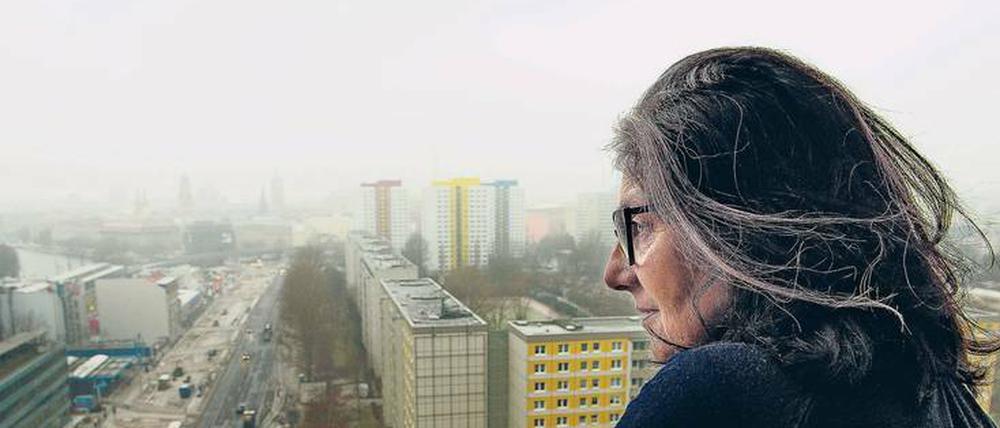 Martina Blankenfeld auf dem Balkon ihrer Wohnung.