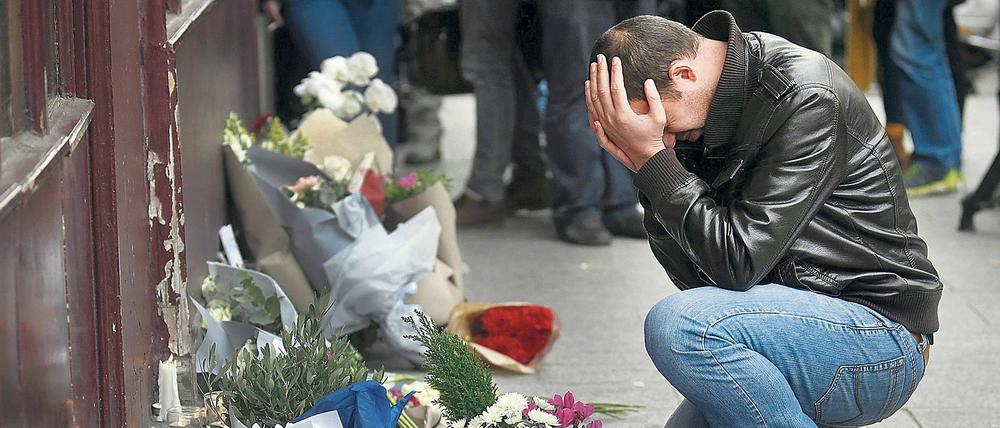 Ein Mann trauert nach den Anschlägen in Paris.