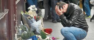 Ein Mann trauert nach den Anschlägen in Paris.