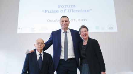 Groß im sozialen Geschäft. Gründungsrektor Marek Belka, Kiews Bürgermeister Vitali Klitschko und Barbara Monheim.