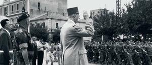 Vor Staatspräsident General de Gaulle paradieren am 28. August 1959 Fallschirmjäger des „Commando Georges“ . 