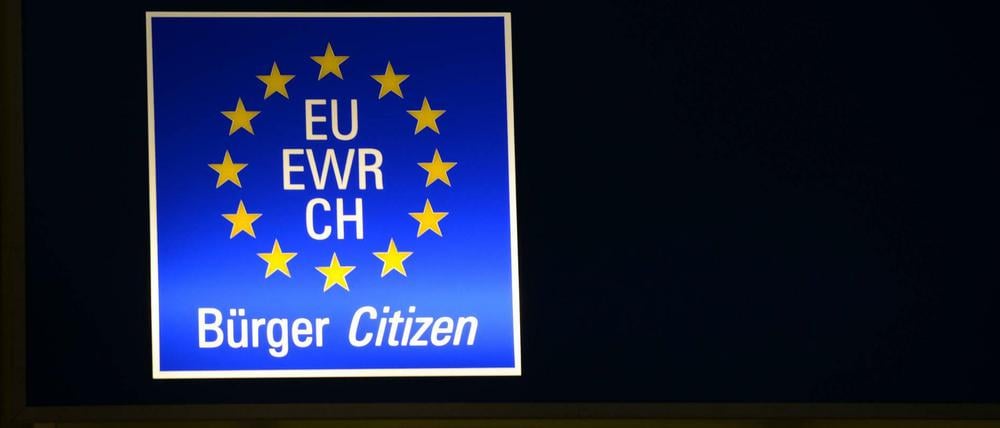 Grenzkontroll-Schild für reisende Bürger der Europäischen Union und der Schweiz