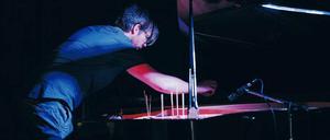 Wozu braucht man eigentlich die Tastatur? Stefan Schultze stößt Klänge an.