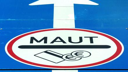 Ein Verkehrsschild mit dem Hinweis auf die gebührenpflichtige Nutzung für alle Fahrzeuge (Mautpflicht) 