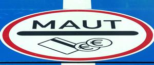 Ein Verkehrsschild mit dem Hinweis auf die gebührenpflichtige Nutzung für alle Fahrzeuge (Mautpflicht)