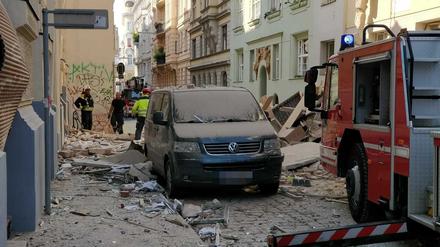 Nach einer Explosion in Wien sind zwei Mehrfamilienhäuser über mehrere Stockwerke zum Teil eingestürzt.