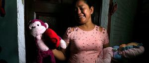 Die Trauer einer Mutter und Großmutter: Rosa Ramirez hat ihren Sohn und ihre Enkelin verloren, beide ertranken im Grenzfluss Rio Grande.