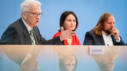 Winfried Kretschmann, Ministerpräsident von Baden-Württemberg, Parteichefin Annalena Baerbock und Fraktionschef Anton Hofreiter bei der Vorstellung des Sofortprogramms.