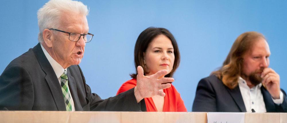 Winfried Kretschmann, Ministerpräsident von Baden-Württemberg, Parteichefin Annalena Baerbock und Fraktionschef Anton Hofreiter bei der Vorstellung des Sofortprogramms.