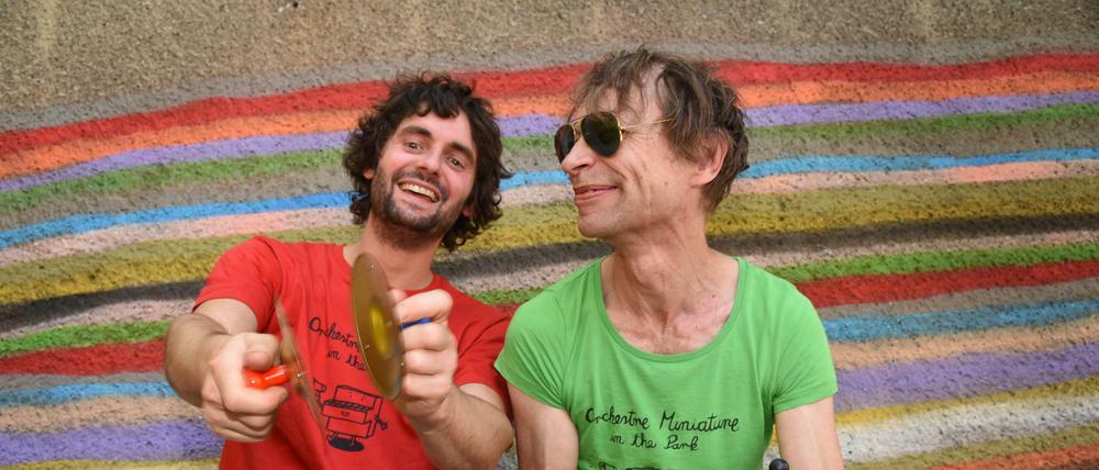 OMP-Gründer, Musiker und Comic-Zeichner Klaus Gaffkus alias Klaus Cornfield (re.) und Schlagzeuger Janek Sprachta.
