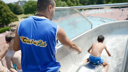 Ein Konfliktlotse im Sommerbad Pankow