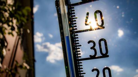 Ein Thermometer an einer Hauswand in Frankfurt/Main 