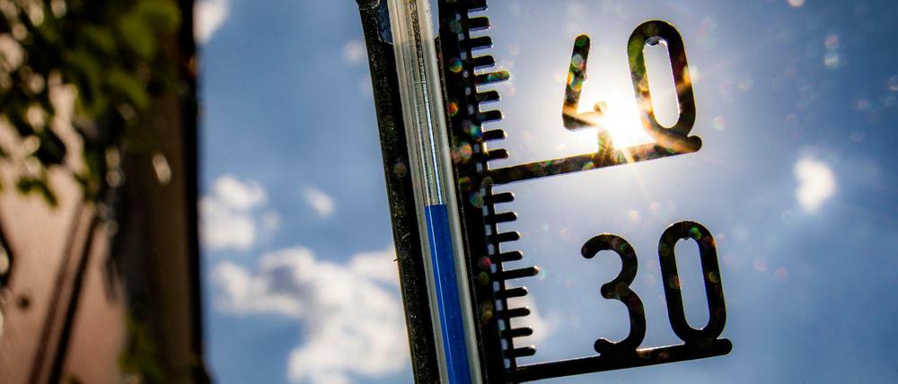 Ein Thermometer an einer Hauswand in Frankfurt/Main 