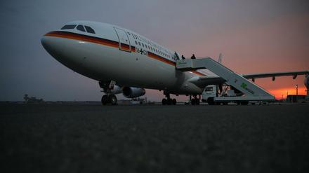 Der Airbus A340 Theodor Heuss der Flugbereitschaft der Bundeswehr steht auf dem Rollfeld in Tegel bereit.