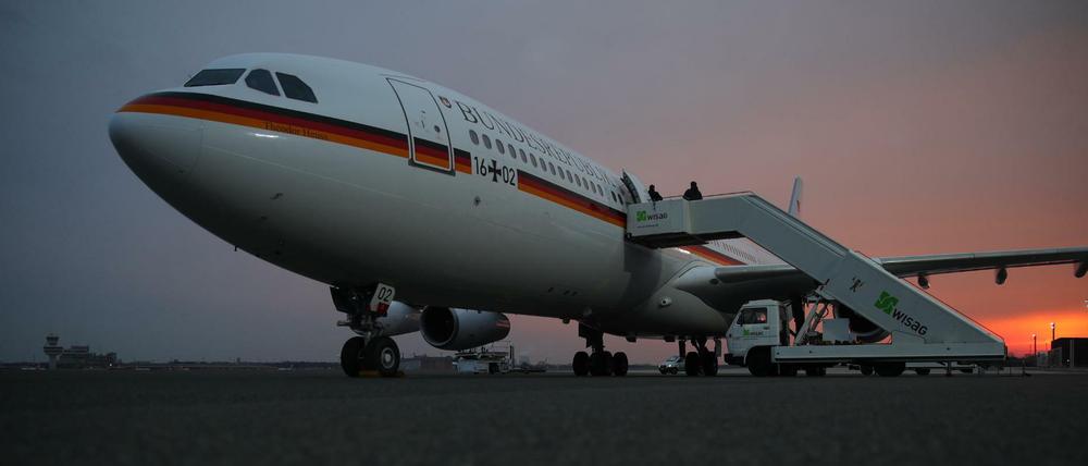 Der Airbus A340 Theodor Heuss der Flugbereitschaft der Bundeswehr steht auf dem Rollfeld in Tegel bereit.
