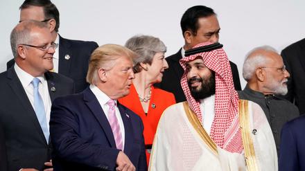 US-Präsident Donald Trump (vorne links) unterhält sich mit dem saudischen Kronprinz Mohammed bin Salman (vorne rechts) in Osaka. 