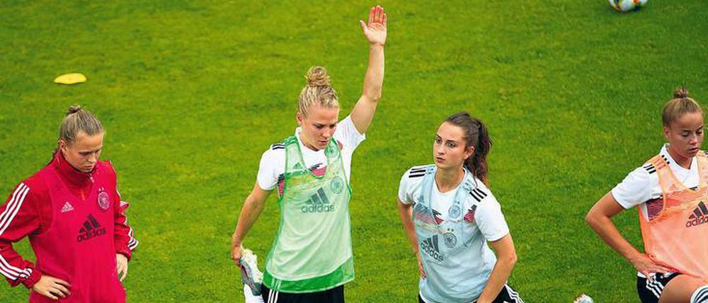 Dynamisches Dehnen. Klara Bühl, Leonie Maier, Sara Däbritz und Giulia Gwinn (von links) wollen am Samstag gegen Schweden ins Halbfinale einziehen.