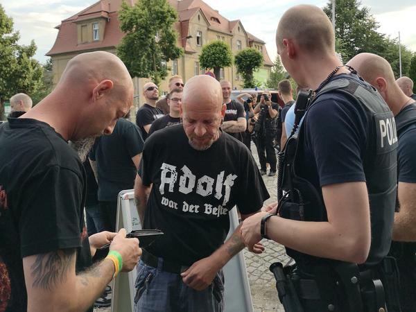 Die Polizei kontrolliert am Eingang.