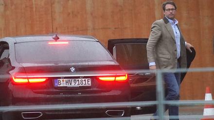Bundesverkehrsminister Andreas Scheuer (CSU) kommt zum Autogipfel ins Kanzleramt. Beobachter werfen der Regierung Dilettantismus vor. 