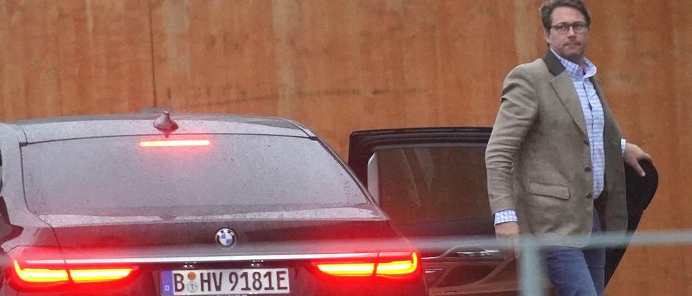 Bundesverkehrsminister Andreas Scheuer (CSU) kommt zum Autogipfel ins Kanzleramt. Beobachter werfen der Regierung Dilettantismus vor.