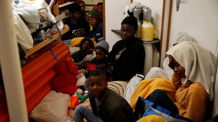 Gerettete Frauen und Kinder ruhen sich im Medizinraum des Rettungsschiffs "Alan Kurdi" aus. 