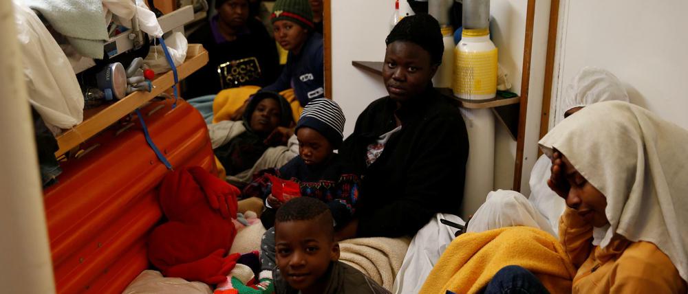 Gerettete Frauen und Kinder ruhen sich im Medizinraum des Rettungsschiffs "Alan Kurdi" aus. 