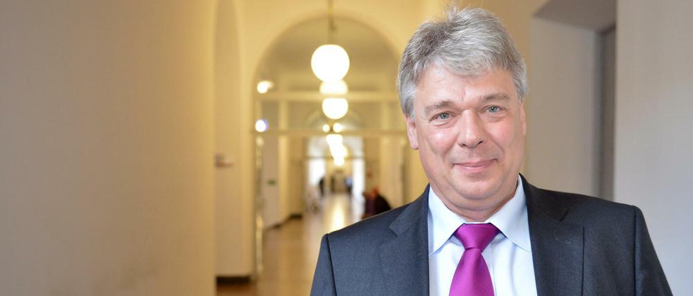 Rolf Rattunde bei einer Gläubigerversammlung des Suhrkamp-Verlages im Jahr 2013. 
