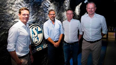 Viel hilft viel. Sascha Riether (l.) neben David Wagner, Michael Reschke und Jochen Schneider.