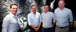Viel hilft viel. Sascha Riether (l.) neben David Wagner, Michael Reschke und Jochen Schneider.