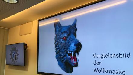 Auf einem Bildschirm im Polizeipräsidium präsentiert die Polizei ein Vergleichsbild einer Wolfsmaske.